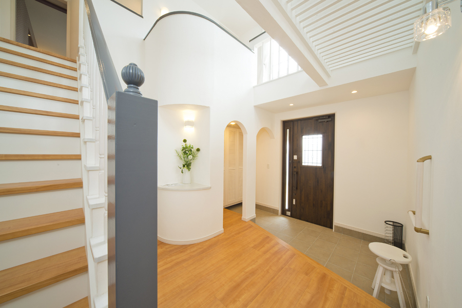 『ヨーロピアンクラシックの家』白無垢の漆喰に包まれる清涼感回廊吹抜けの空間美がゆとりを演出。